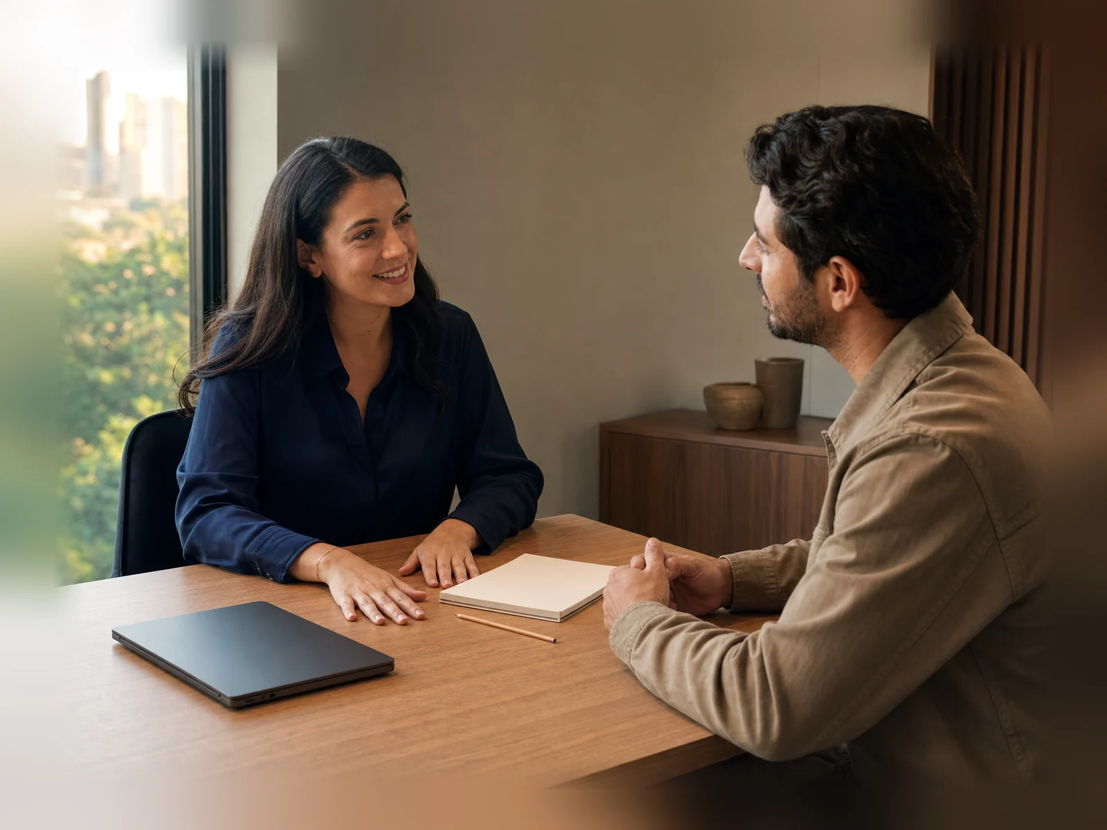 Profissional oferecendo atendimento personalizado a uma cliente